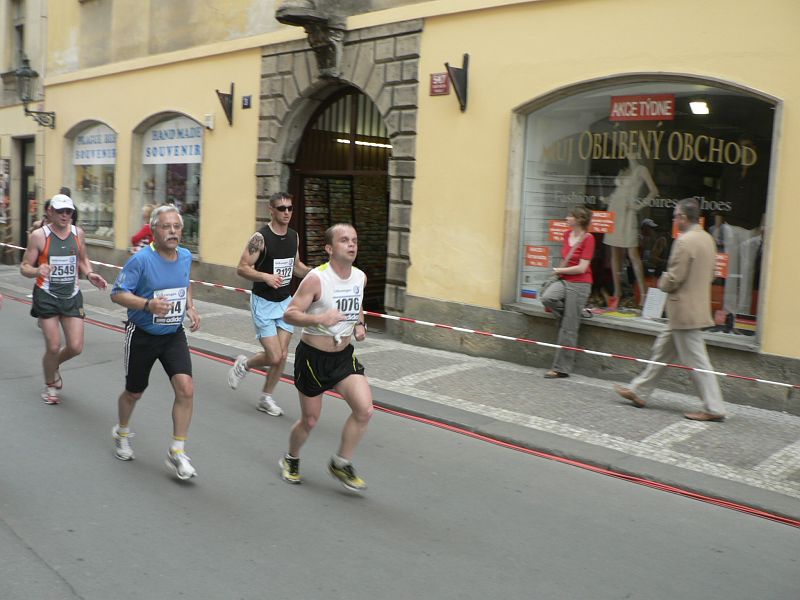 Maraton09 092.jpg - Další potvrzení. Když je vedro, není nad to udělat si pěkný topík.